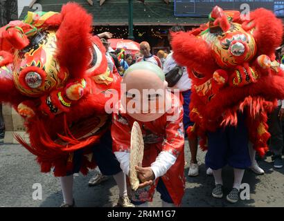 Un colorato spettacolo culturale di Dragoni, Leone Jow GA e personaggi colorati durante le celebrazioni del festival di Songkran. Khaosan Road, Bangkok, Thailandia. Foto Stock