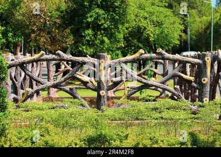 recinzione di legno confine nel giardino Foto Stock