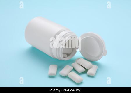 Vaso con gomme da masticare su sfondo azzurro Foto Stock