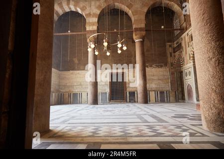 La moschea-Madrasa del Sultano Barquq sulla via al-Muizz del Cairo Foto Stock