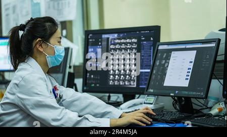 Guiyang, provincia cinese di Guizhou. 24th maggio, 2023. Un medico carica i rapporti di imaging su un server cloud presso l'ospedale provinciale del popolo di Guizhou a Guiyang, capitale della provincia di Guizhou, nel sud-ovest della Cina, il 24 maggio 2023. Credit: Tao Liang/Xinhua/Alamy Live News Foto Stock