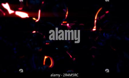Meta-sfere liquide traslucenti rosse su bg nero - rendering 3D astratto Foto Stock