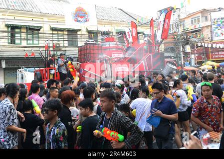 Festeggiamenti per il nuovo anno in Thailandia su Chakracongse Rd vicino Khaosan Road a Bangkok, Thailandia. Foto Stock