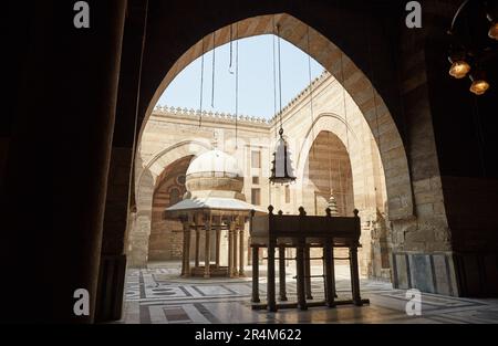 La moschea-Madrasa del Sultano Barquq sulla via al-Muizz del Cairo Foto Stock