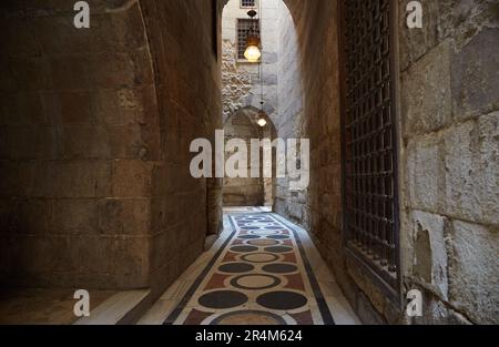 La moschea-Madrasa del Sultano Barquq sulla via al-Muizz del Cairo Foto Stock