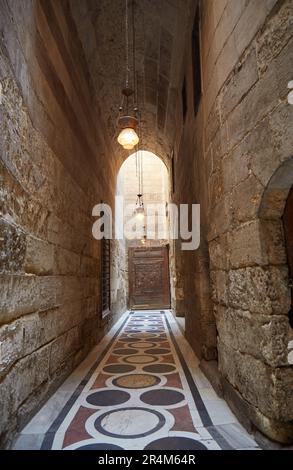 La moschea-Madrasa del Sultano Barquq sulla via al-Muizz del Cairo Foto Stock