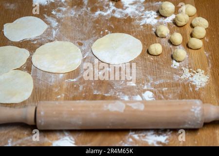 Calzones ripieno di formaggio fatto a mano un tradizionale cibo da latte ebraico mangiato su Shavuot Foto Stock