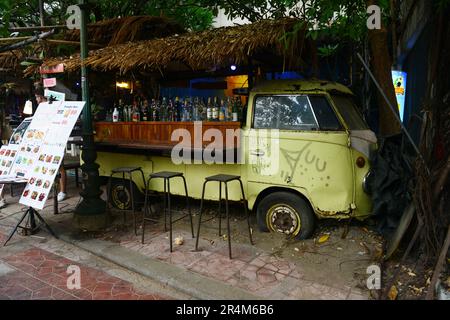 Un cocktail Volksbar vicino Khaosan Road a Bangkok, Thailandia. Foto Stock