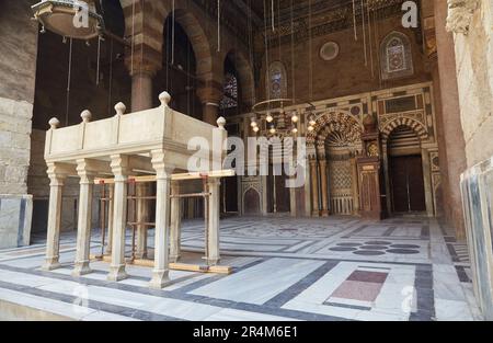 La moschea-Madrasa del Sultano Barquq sulla via al-Muizz del Cairo Foto Stock