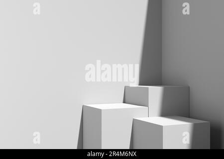 Tre podi e pareti a forma di cubo di colore grigio con luce solare estiva. Supporto o sfondo per la visualizzazione del prodotto. Mock up piedistallo vuoto per prese Foto Stock