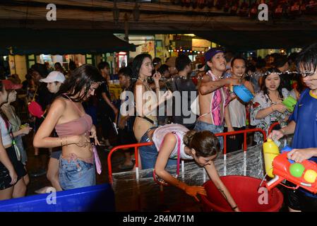 Spruzzi d'acqua durante le celebrazioni di Songkran (Capodanno tailandese) su Khaosan Road, Banglamphu, Bangkok, Thailandia. Foto Stock