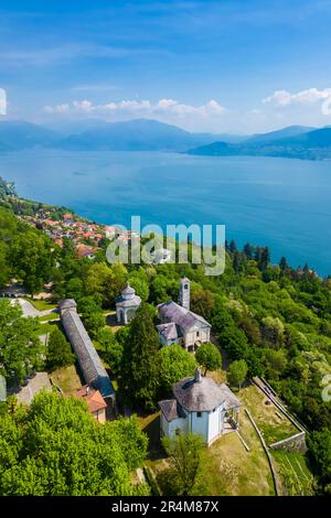 Veduta aerea del Sacro Monte di Ghiffa sul Lago maggiore in primavera. Lago maggiore, Provincia di Verbania, Piemonte, Italia. Foto Stock