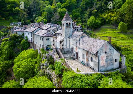 Veduta aerea del piccolo borgo di Carmine superiore sul Lago maggiore in primavera. Cannobio, Lago maggiore, Provincia di Verbania, Piemonte, Italia. Foto Stock