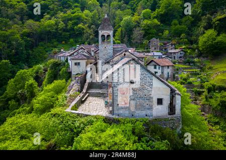 Veduta aerea del piccolo borgo di Carmine superiore sul Lago maggiore in primavera. Cannobio, Lago maggiore, Provincia di Verbania, Piemonte, Italia. Foto Stock