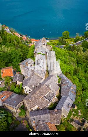 Veduta aerea del piccolo borgo di Carmine superiore sul Lago maggiore in primavera. Cannobio, Lago maggiore, Provincia di Verbania, Piemonte, Italia. Foto Stock