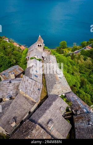 Veduta aerea del piccolo borgo di Carmine superiore sul Lago maggiore in primavera. Cannobio, Lago maggiore, Provincia di Verbania, Piemonte, Italia. Foto Stock