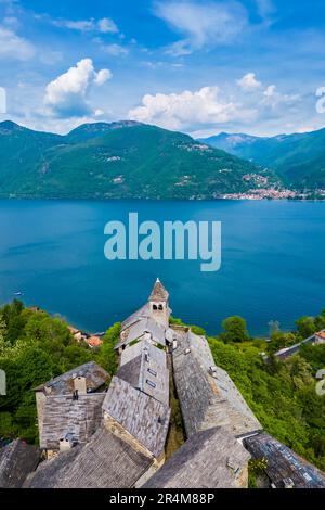 Veduta aerea del piccolo borgo di Carmine superiore sul Lago maggiore in primavera. Cannobio, Lago maggiore, Provincia di Verbania, Piemonte, Italia. Foto Stock