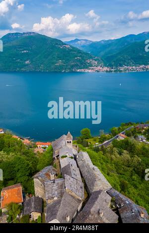 Veduta aerea del piccolo borgo di Carmine superiore sul Lago maggiore in primavera. Cannobio, Lago maggiore, Provincia di Verbania, Piemonte, Italia. Foto Stock