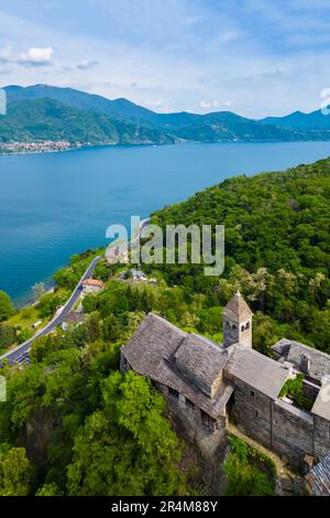 Veduta aerea del piccolo borgo di Carmine superiore sul Lago maggiore in primavera. Cannobio, Lago maggiore, Provincia di Verbania, Piemonte, Italia. Foto Stock