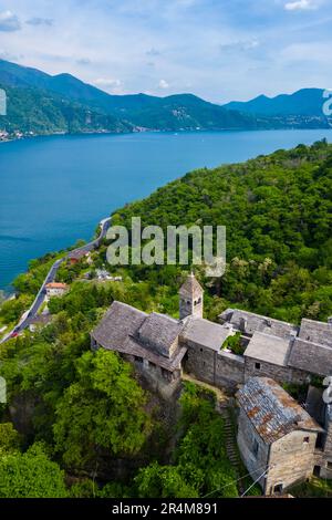 Veduta aerea del piccolo borgo di Carmine superiore sul Lago maggiore in primavera. Cannobio, Lago maggiore, Provincia di Verbania, Piemonte, Italia. Foto Stock