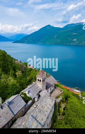 Veduta aerea del piccolo borgo di Carmine superiore sul Lago maggiore in primavera. Cannobio, Lago maggiore, Provincia di Verbania, Piemonte, Italia. Foto Stock