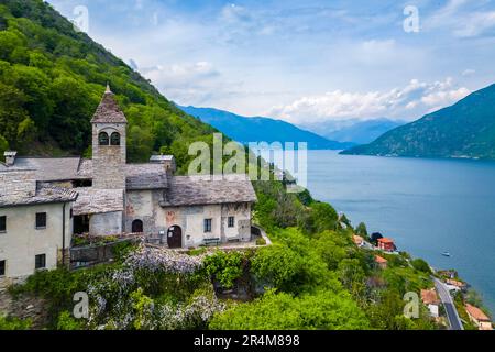 Veduta aerea del piccolo borgo di Carmine superiore sul Lago maggiore in primavera. Cannobio, Lago maggiore, Provincia di Verbania, Piemonte, Italia. Foto Stock