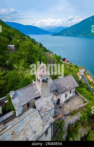 Veduta aerea del piccolo borgo di Carmine superiore sul Lago maggiore in primavera. Cannobio, Lago maggiore, Provincia di Verbania, Piemonte, Italia. Foto Stock