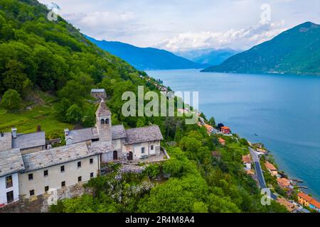 Veduta aerea del piccolo borgo di Carmine superiore sul Lago maggiore in primavera. Cannobio, Lago maggiore, Provincia di Verbania, Piemonte, Italia. Foto Stock