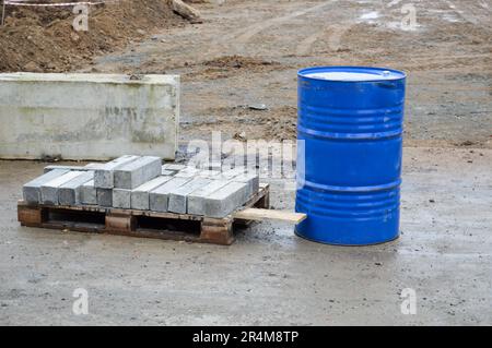 Grande cilindro rotondo blu in ferro metallico da 200 litri per lo stoccaggio di benzina e gasolio, liquido. Foto Stock