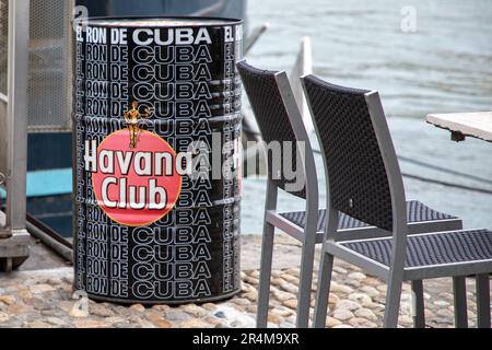 Bordeaux , Aquitaine France - 05 09 2023 : il logo dell'Havana Club testo el ron de cuba e segno di marca bevanda di rum bianco sulla terrazza d'ingresso ristorante p Foto Stock