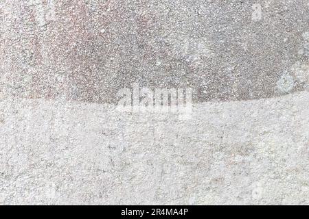 Facciata rifacimento prima e dopo la pulizia della parete grigio facciata di rinnovo al di fuori della Casa bianco pulito trascurato facciate edificio Foto Stock