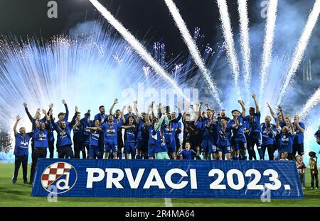 Zagabria, Croazia. 28th maggio, 2023. I giocatori di Dinamo Zagreb festeggiano con il trofeo dopo aver vinto il Crotian First League Supersport HNL al Maksimir Stadium di Zagabria, Croazia, il 28 maggio 2023. Foto: Marko Lukunic/PIXSELL Credit: Pixsell/Alamy Live News Foto Stock