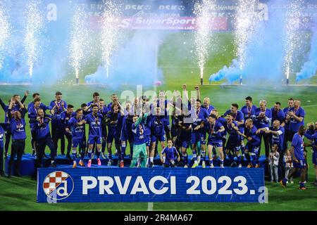 Zagabria, Croazia. 28th maggio, 2023. I giocatori di Dinamo Zagreb festeggiano con il trofeo dopo aver vinto il Crotian First League Supersport HNL al Maksimir Stadium di Zagabria, Croazia, il 28 maggio 2023. Foto: Sanjin Strukic/PIXSELL Credit: Pixsell/Alamy Live News Foto Stock