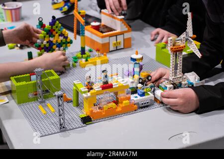 Tallinn, Estonia - 6 maggio 2023: Robot Lego in movimento costruito dai bambini. Foto Stock