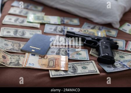 Sacchetto di prova accanto alle banconote in dollari in un'unità di indagine sul crimine, immagine concettuale Foto Stock