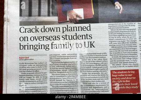 'Crack down planned on overseas students porting family to UK' Guardian quotidiano immigrazione articolo 24 maggio 2023 Londra Regno Unito Inghilterra Foto Stock
