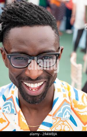 Autore scrittore Jeffrey Boakye sign libri nel negozio di libri al Festival Hay a Hay su Wye Galles Regno Unito Gran Bretagna 2023 KATHY DEWITT Foto Stock