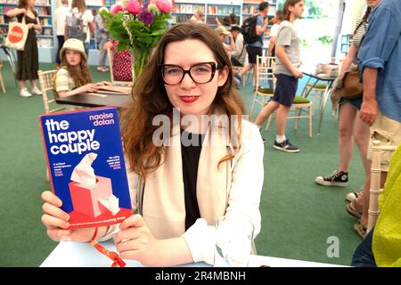 Donna irlandese romanziere Naoise Dolan booksigning al Hay Festival 2023 negozio di libri con romanzo 'la coppia felice' Hay-on-Wye Galles UK KATHY DEWITT Foto Stock