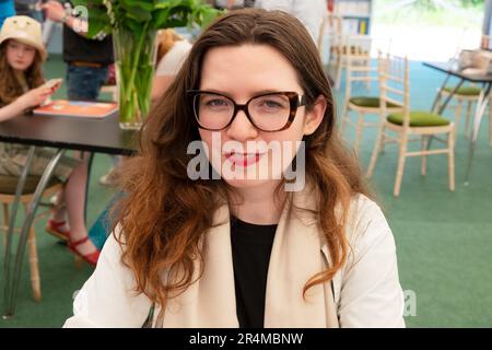 Giovane donna irlandese romanziera Naoise Dolan ritratto booksigning al Hay Festival 2023 negozio di libri con 'la coppia felice Galles UK KATHY DEWITT Foto Stock