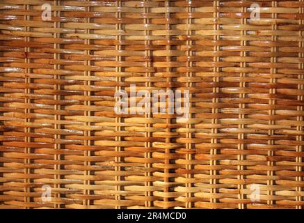 Struttura di canestro in vimini verniciato. Sfondo orizzontale o verticale con materassino in vimini asiatico naturale Foto Stock