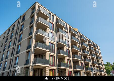 Moderni edifici di appartamenti marrone visto a Potsdam, Germania Foto Stock