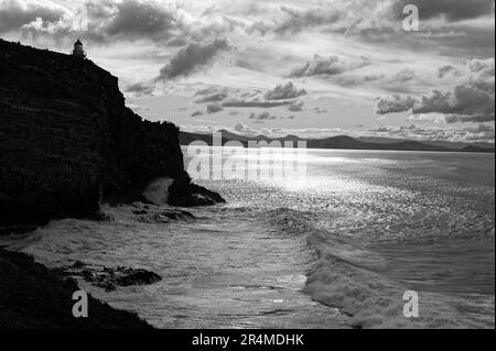 Il Faro di Taiaroa Head guarda al mare che avverte delle pericolose scogliere per le barche che entrano nel Porto di Otago. Foto Stock