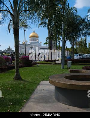 Sultan Omar Ali Safiuddin Moschea vista dal giardino Foto Stock
