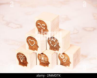 Simboli di abilità soft power su cubi di legno come concetto di gestione delle risorse digitali Foto Stock