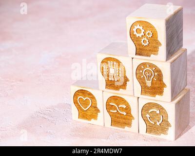 Soft Power abilità simboli su cubi di legno come concetto di nuova forma di gestione Foto Stock