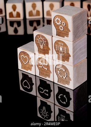 SIMBOLI DIGITALI, DI PENSIERO e TECNICI su cubi di legno come concetto di abilità gestionali Foto Stock