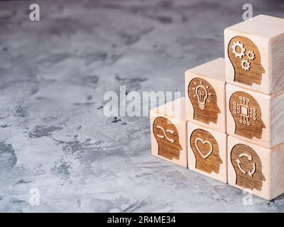 Simboli di abilità soft power su cubi di legno come concetto di nuova abilità, risuccidi e upskilling Foto Stock