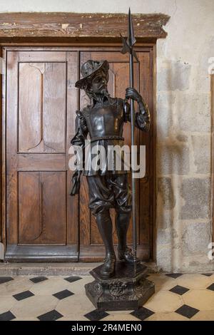 Antica statua metallica di un uomo in armatura del Medioevo Foto Stock