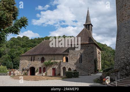 Chiesa di Château de Val nella regione Cantal di Francia Foto Stock