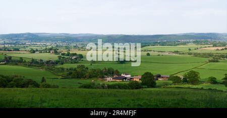 Vista panoramica sulle colline ondulate inglesi e sui campi agricoli in campagna Foto Stock